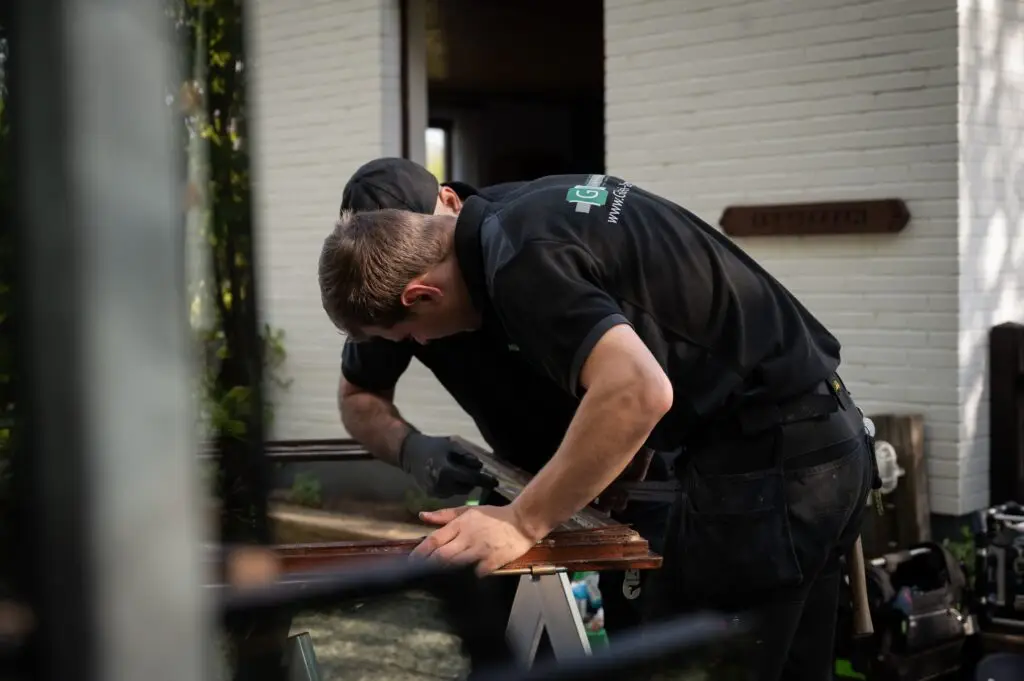 Zwei Mitarbeiter auf der Baustelle