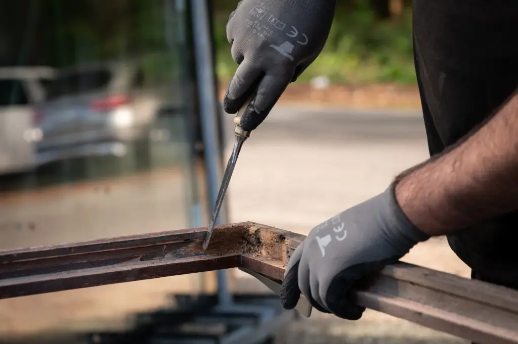 Ein Mitarbeiter auf der Baustelle beim Feinjustieren