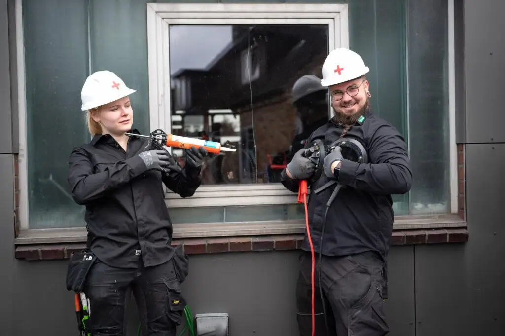 Mitarbeiterin und Robin am Fenster