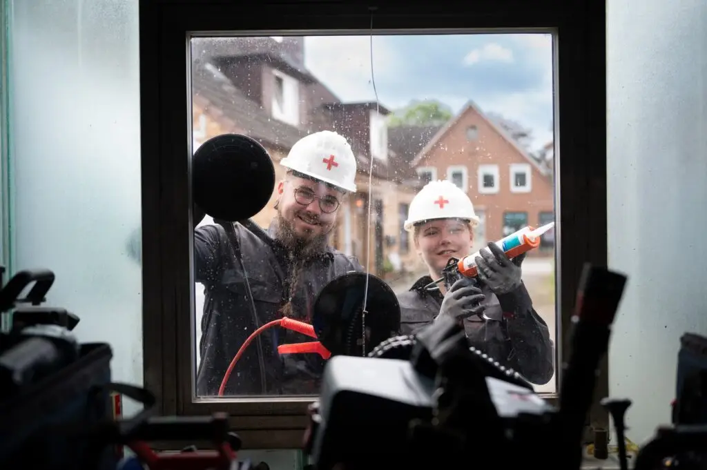 Mitarbeiterin und Robin am Fenster
