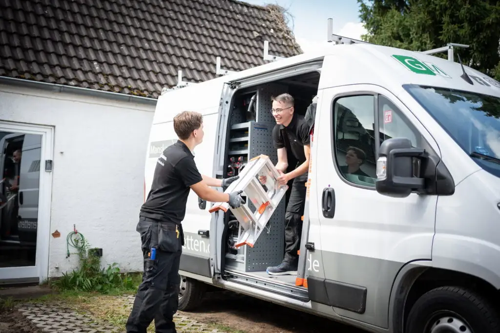 Zwei Mitarbeiter beim ausladen