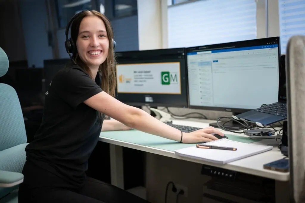 Eine Mitarbeiterin im Büro am PC