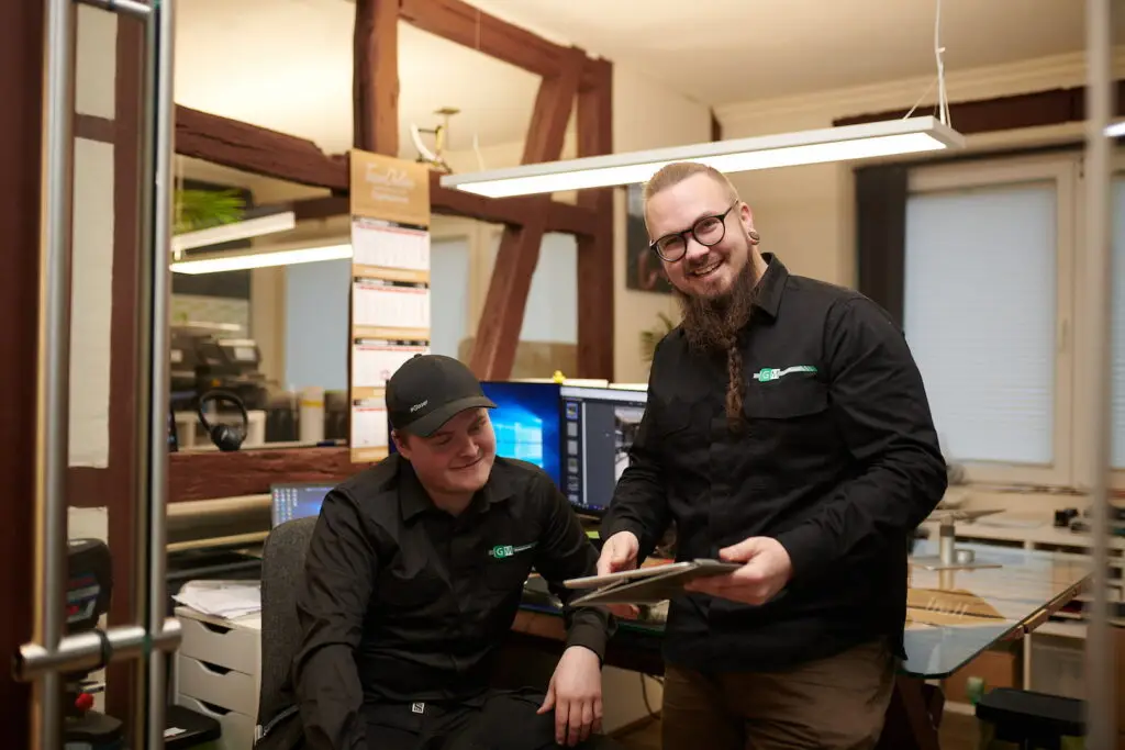 Robin und ein Mitarbeiter im Büro